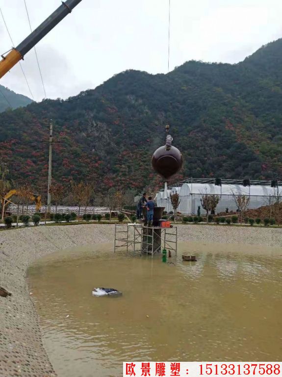 安徽玻璃钢天壶雕塑案例,池塘水景流水壶
