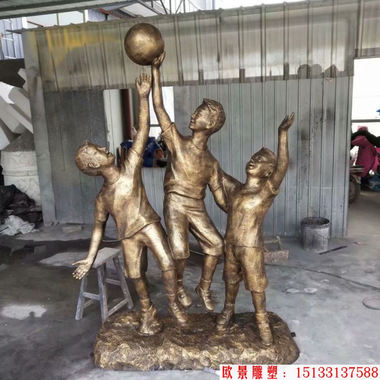 玻璃钢仿铜打篮球人物雕塑